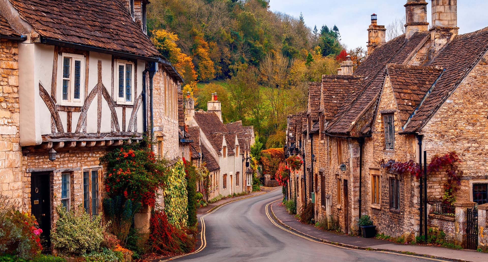 Charming Old English town street surrounded by 15th-century (or so) homes.