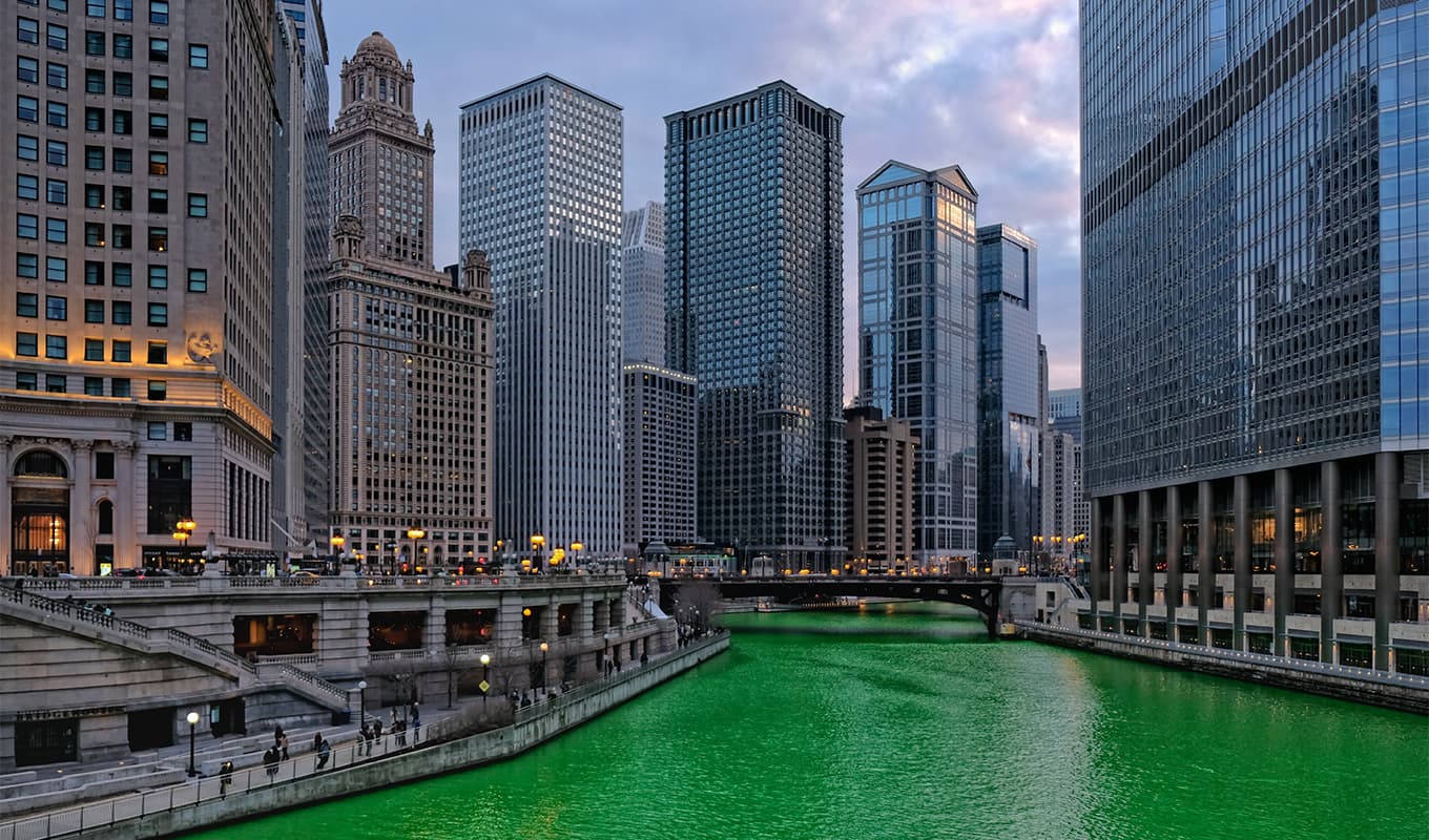 St. Patrick's Day Chicago bars: A scenic shot of the Chicago river