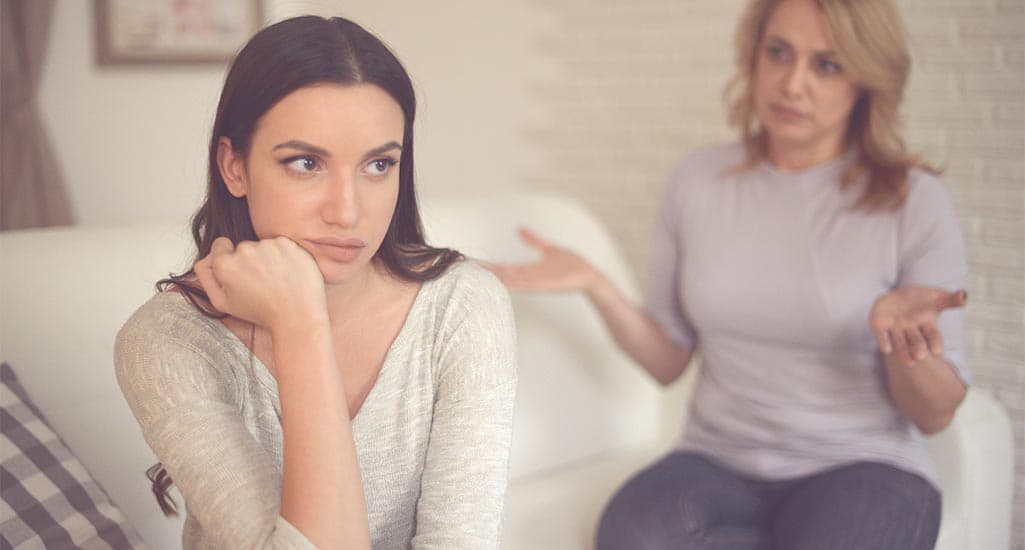 toxic-family-signs: Mom and daughter disagreeing