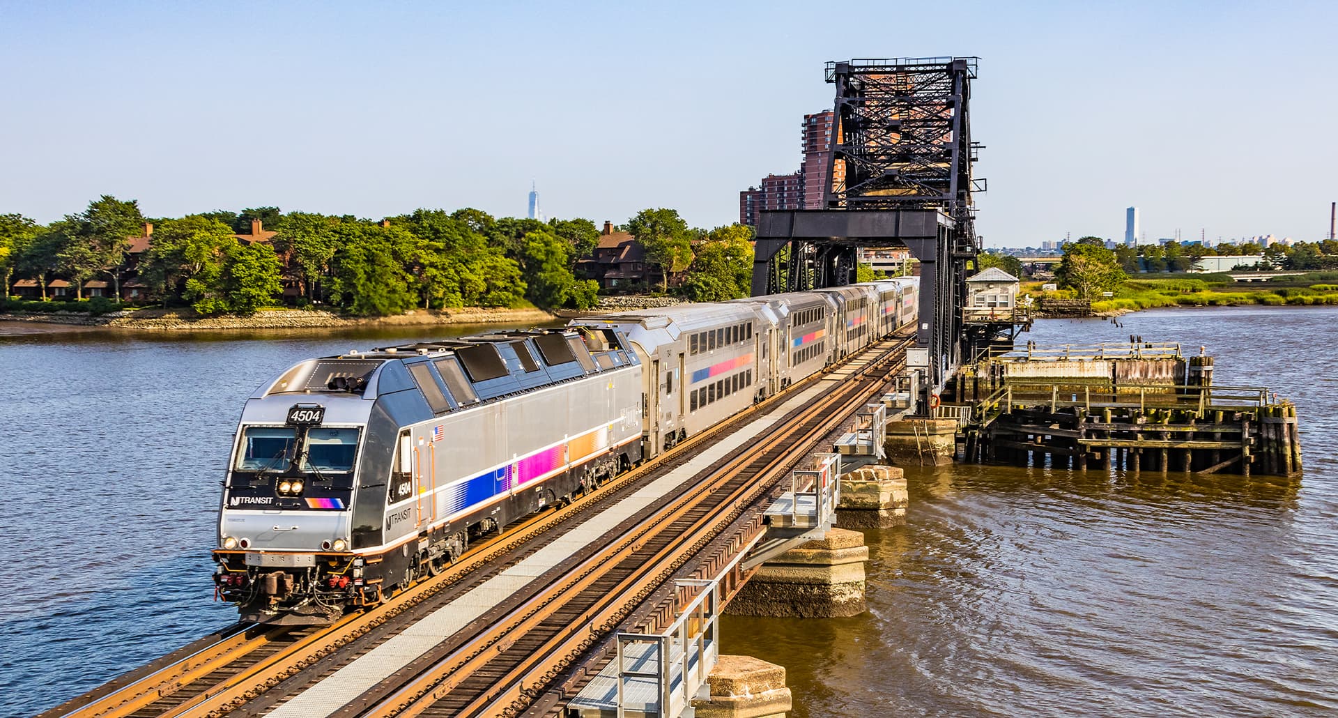 best-commuter-towns-to-nyc: an nj transit train.