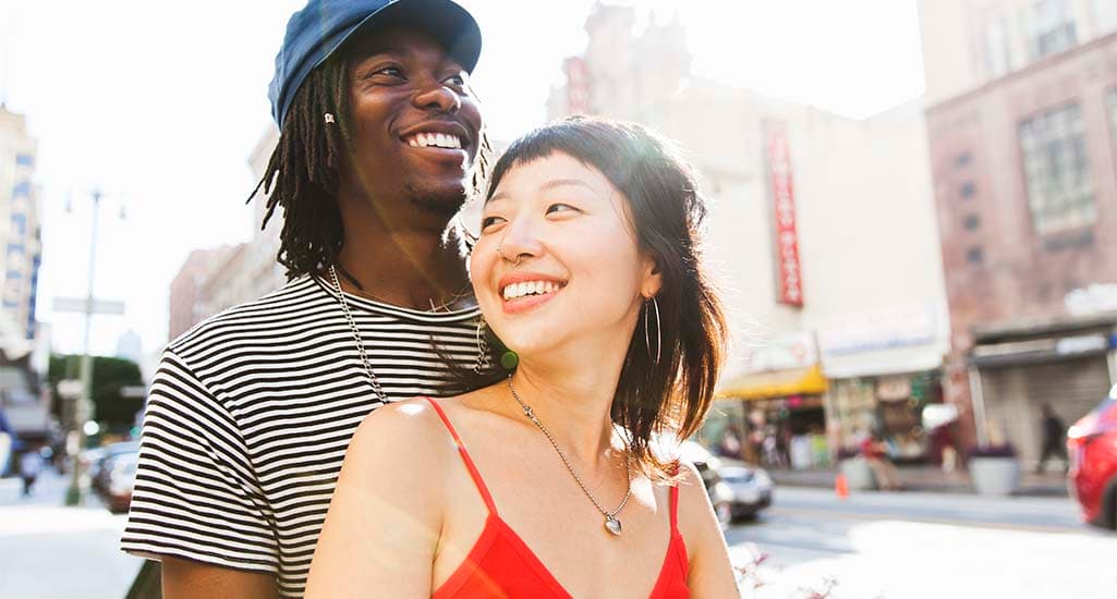 date ideas los angeles: couple embracing