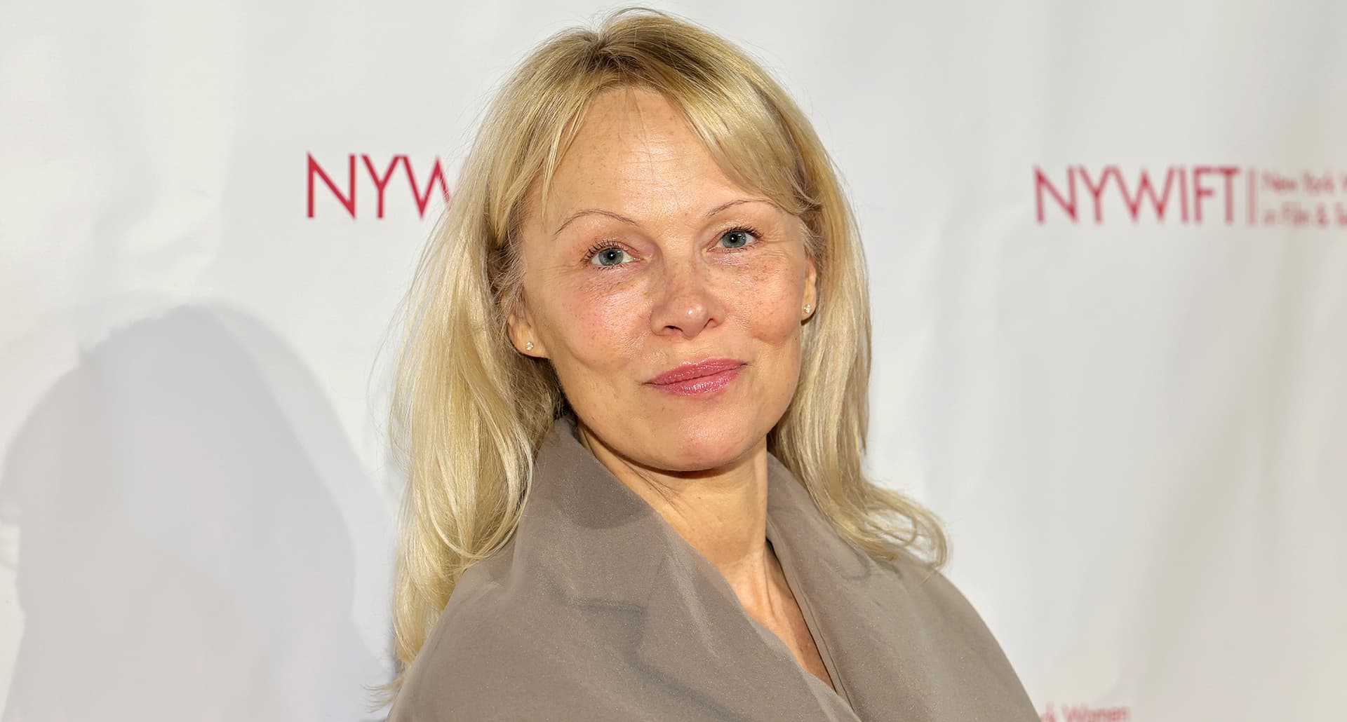 pamela anderson no makeup body language