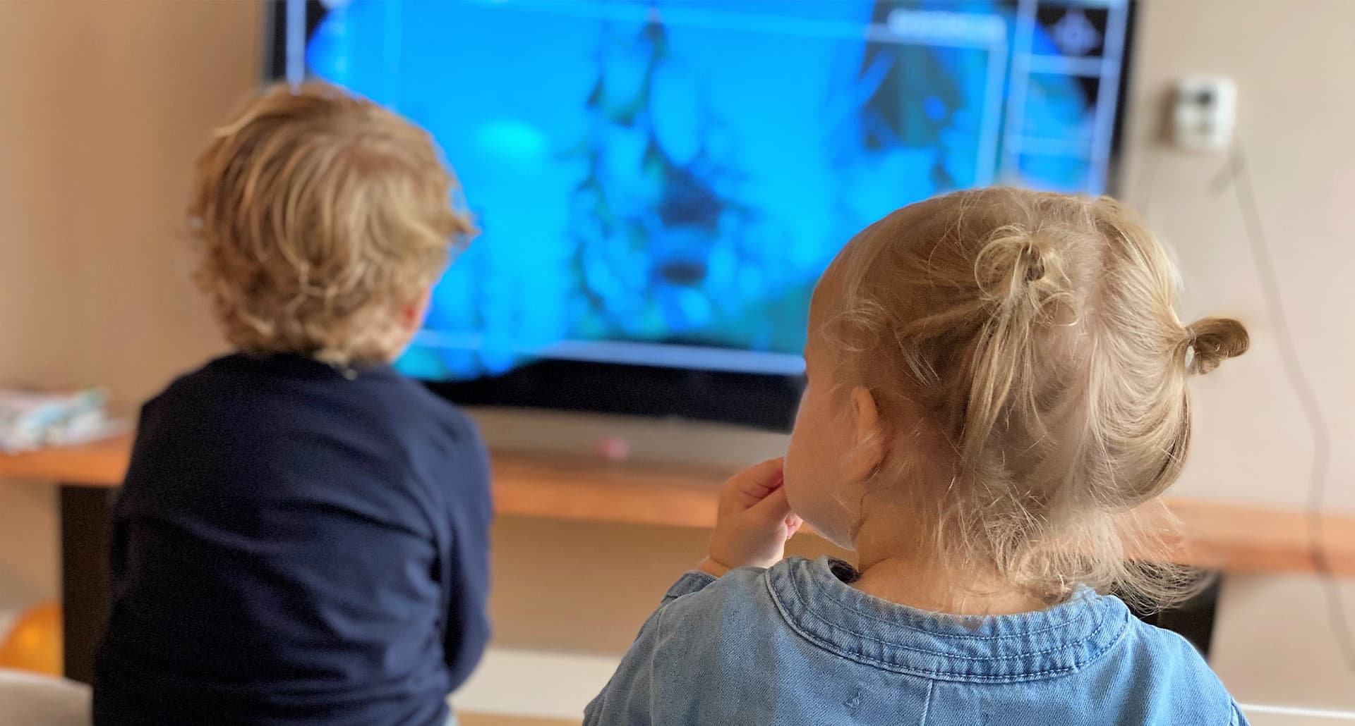 the-best-movies-for-toddlers-and-preschoolers: two toddlers watching tv