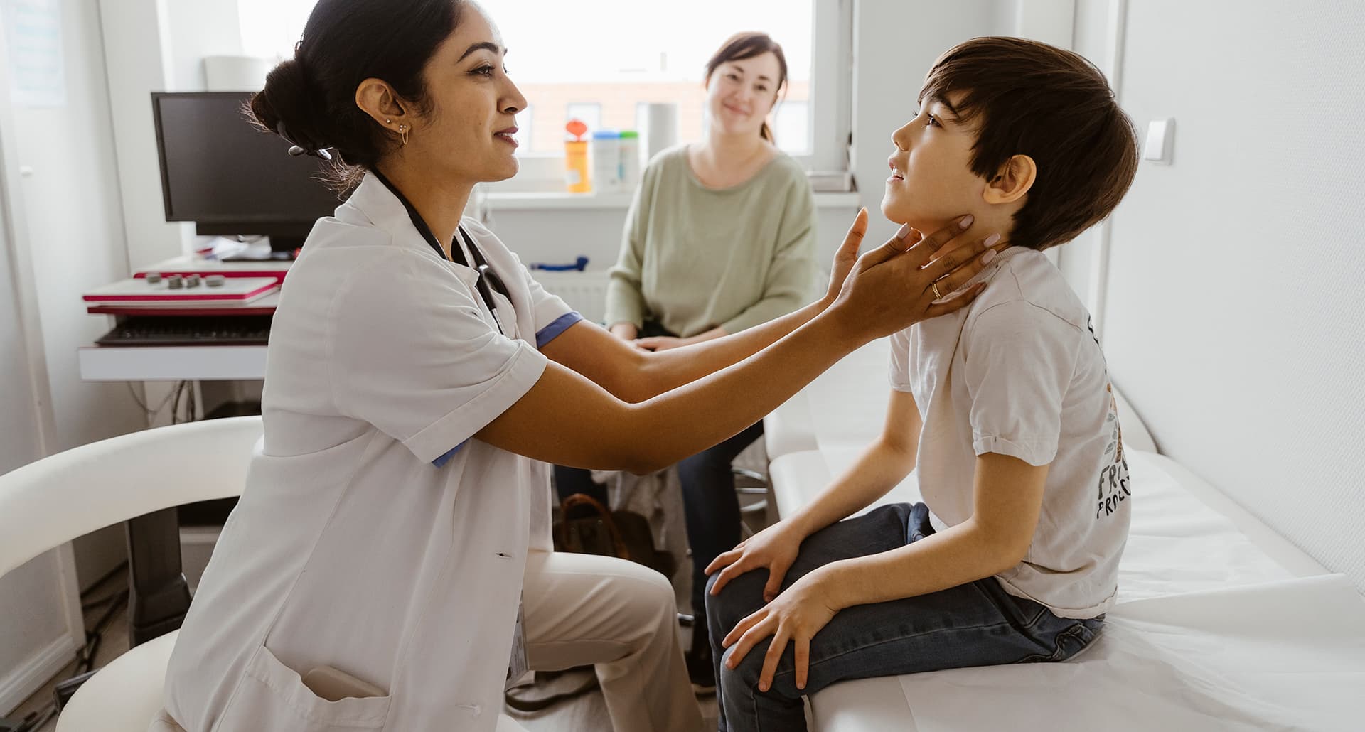 pediatrician-checking-on-patient-myths-pedatrician-loves-to-debunk
